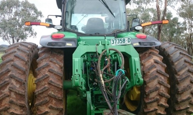 JOHN DEERE 8335R tractor
