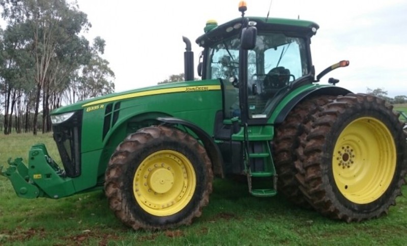 JOHN DEERE 8335R tractor