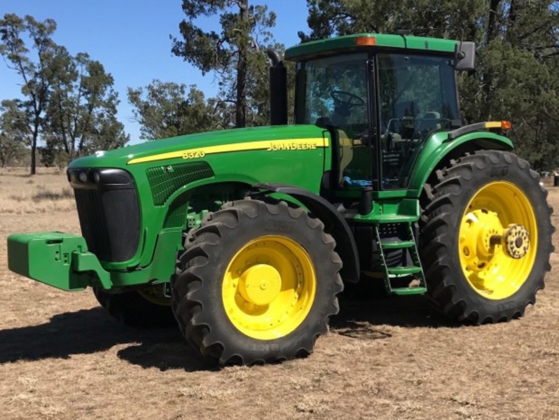 JOHN DEERE 8320 Tractor