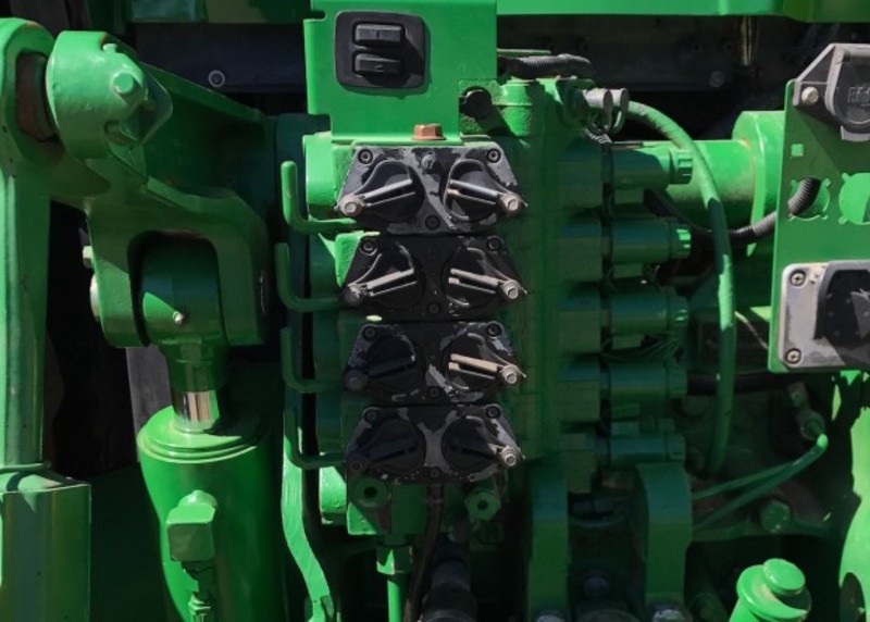 JOHN DEERE 8320 Tractor