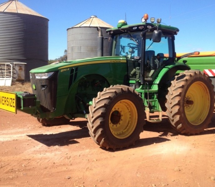 JOHN DEERE 8310R Tractor