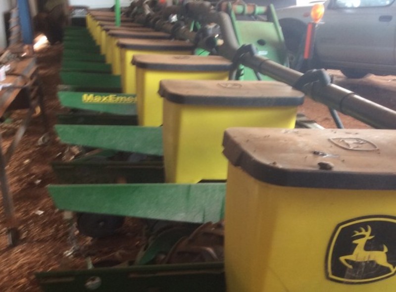 JOHN DEERE 1720 PLANTERS