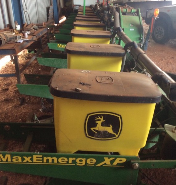 JOHN DEERE 1720 PLANTERS