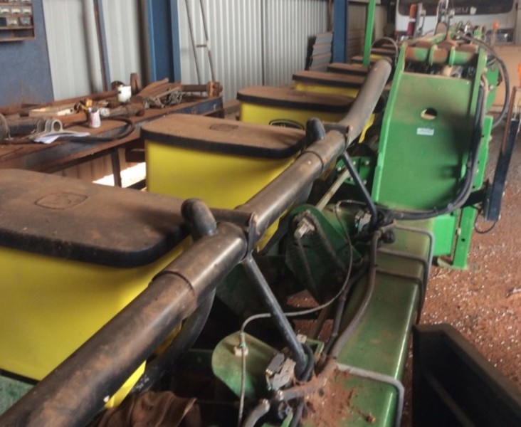 JOHN DEERE 1720 PLANTERS
