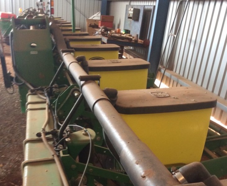 JOHN DEERE 1720 PLANTERS