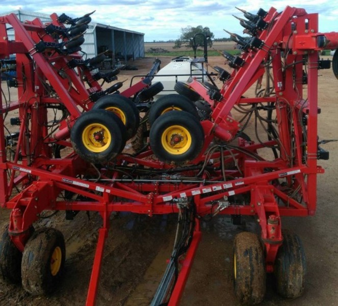 Bourgault 3320 Paralink planters