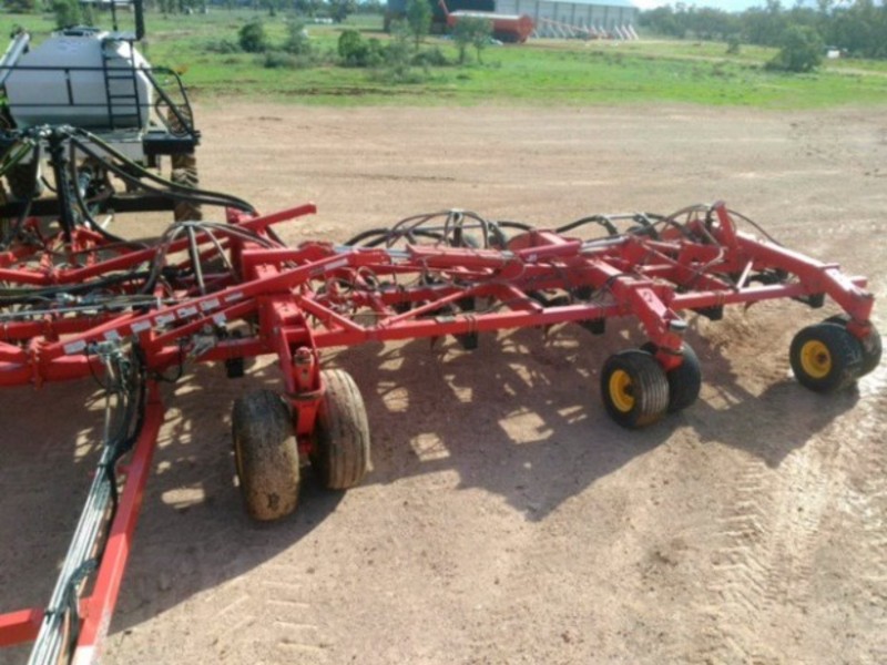 Bourgault 3320 Paralink planters