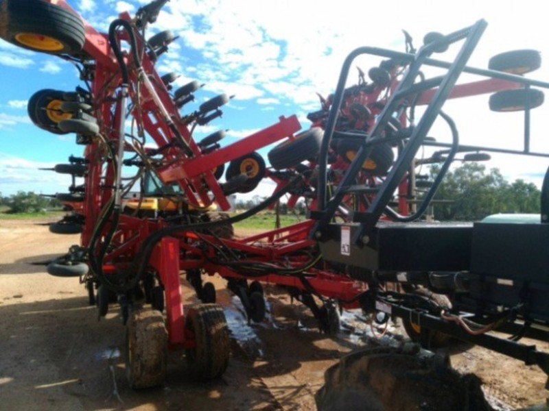 Bourgault 3320 Paralink planters