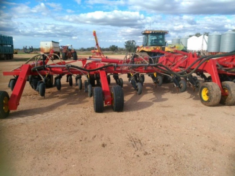Bourgault 3320 Paralink planters