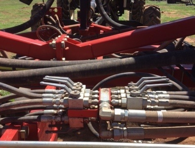 Bourgault 3320 Paralink planters