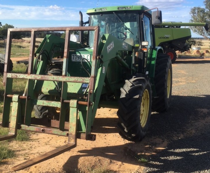 JOHN DEERE 6400 Tractor