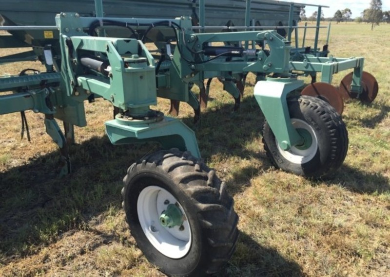 2012 Excel Fertiliser Bar 12m 