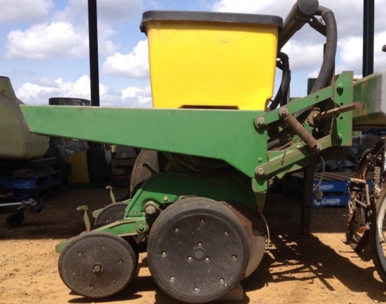 JOHN DEERE 1700 planters