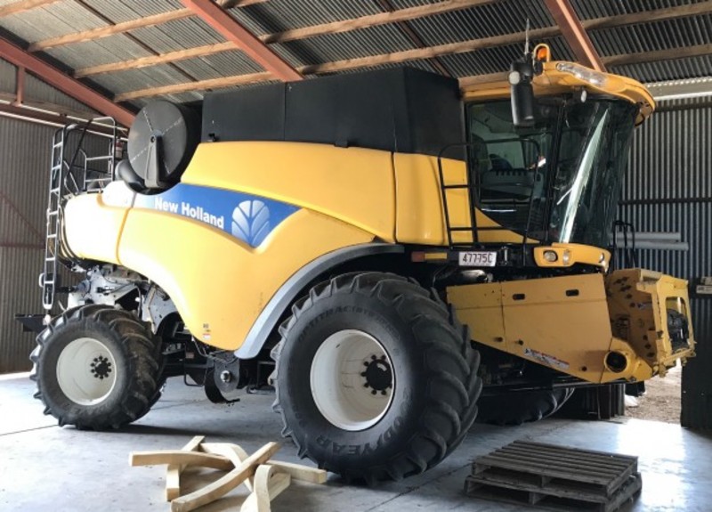 NEW HOLLAND CR9070 Harvester