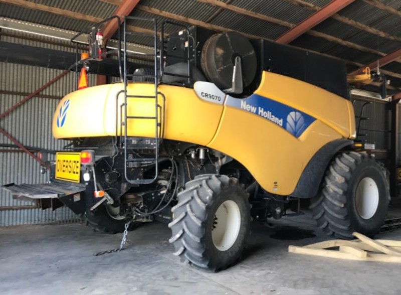 NEW HOLLAND CR9070 Harvester
