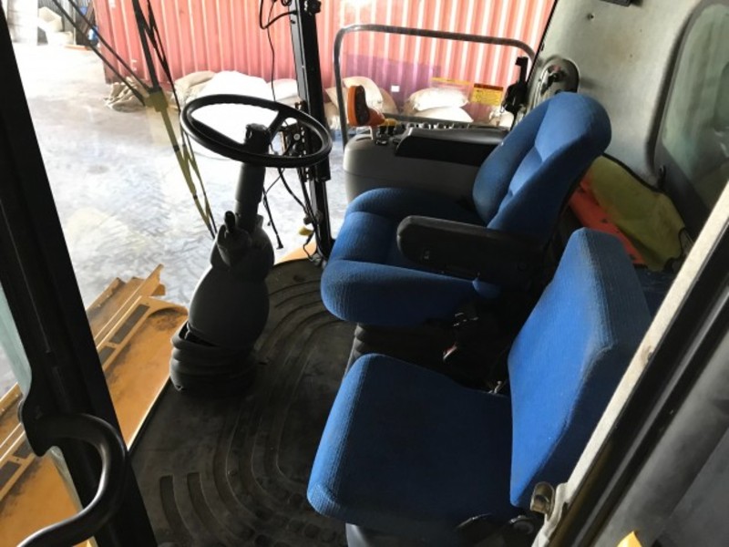 NEW HOLLAND CR9070 Harvester