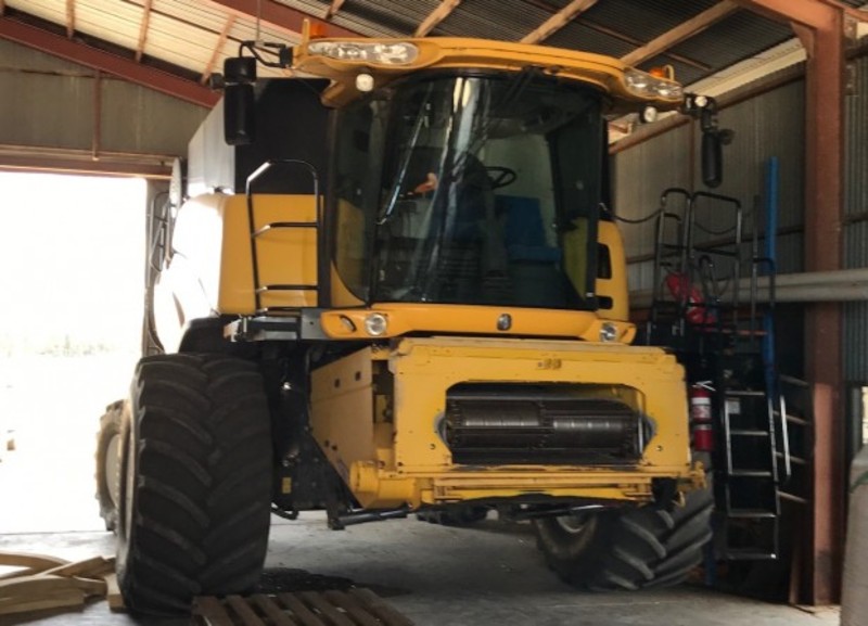 NEW HOLLAND CR9070 Harvester