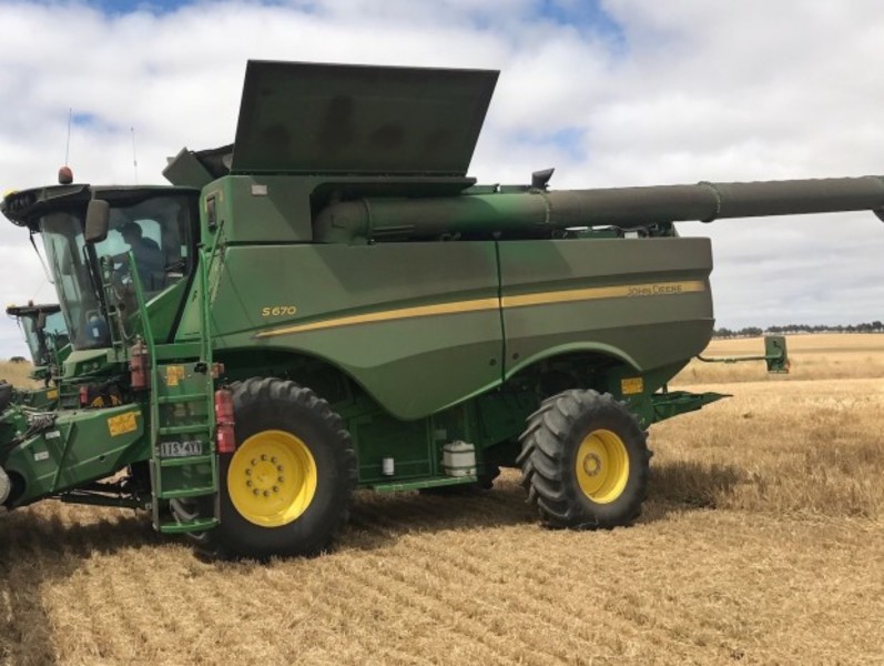 JOHN DEERE S670 Harvester