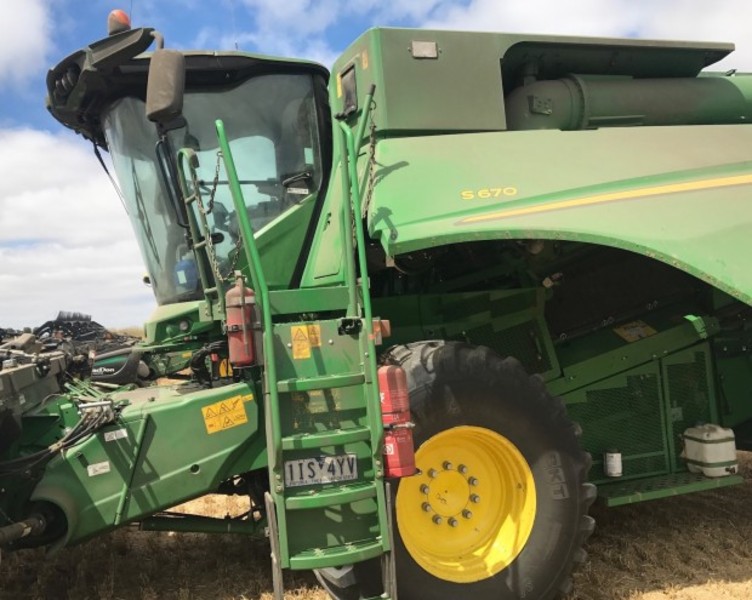 JOHN DEERE S670 Harvester
