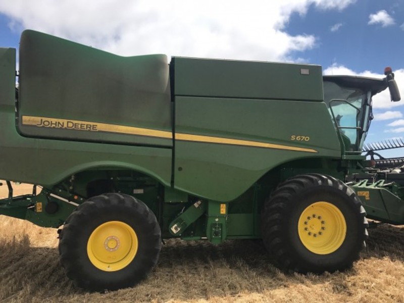 JOHN DEERE S670 Harvester