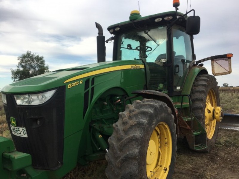 JOHN DEERE 8285R Tractor