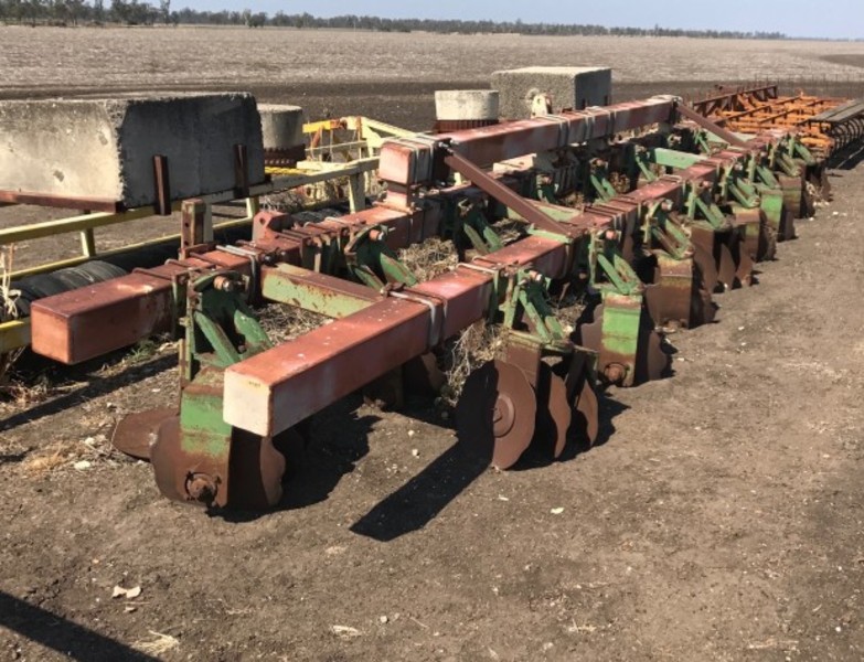 PIONEER Triple Disc Hillers Triple Disc Hillers Tillage Equip