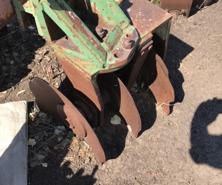PIONEER Triple Disc Hillers Triple Disc Hillers Tillage Equip