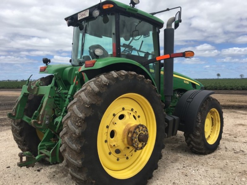 JOHN DEERE 8330 Tractor