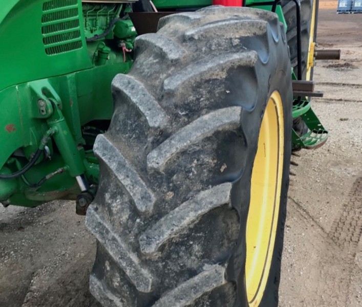 JOHN DEERE 7730 Tractor