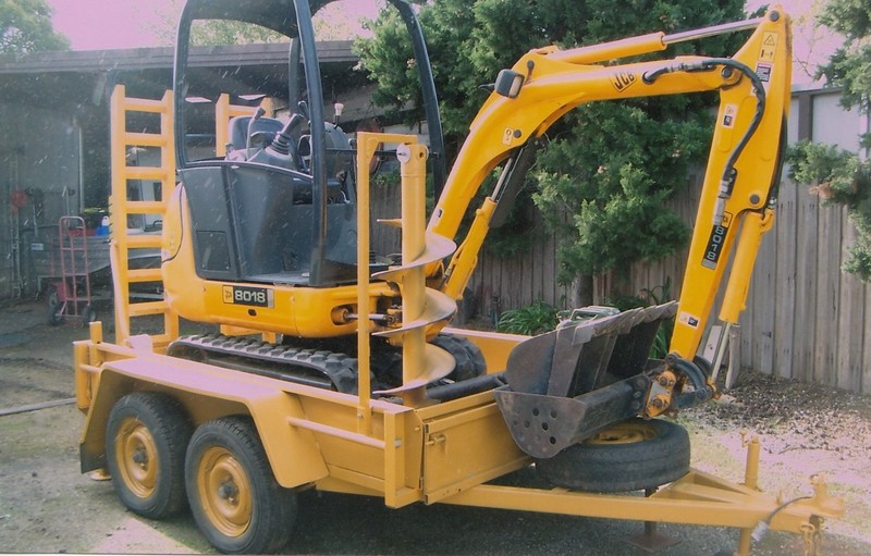 JCB 1.6 TONNE PLUS AUGER & TRAILER
