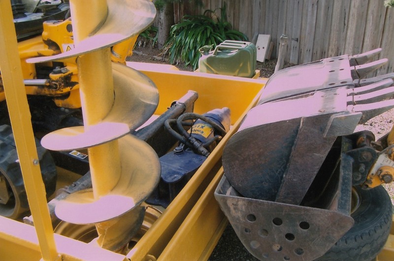 JCB 1.6 TONNE PLUS AUGER & TRAILER
