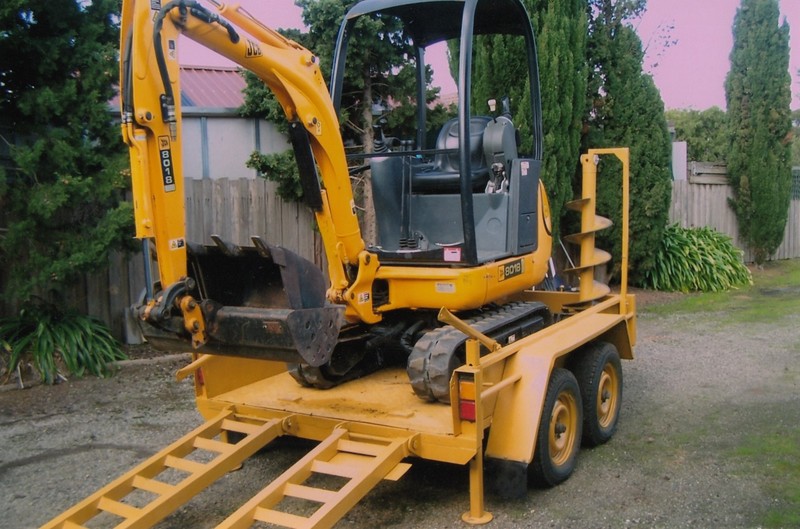 JCB 1.6 TONNE PLUS AUGER & TRAILER