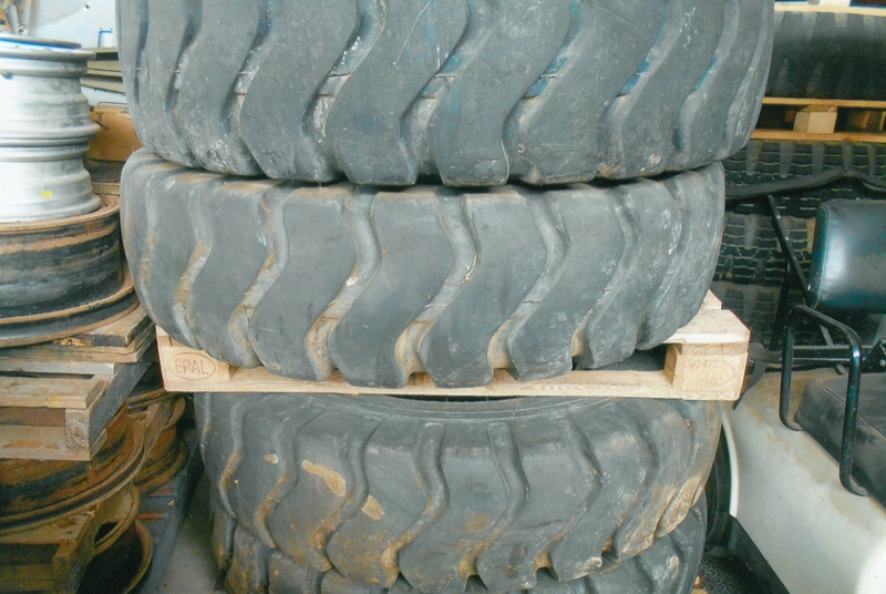 TYRES 1400 X 241 GRIP PATTERN