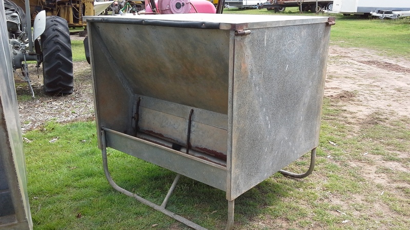 BEEF BOSS HALF TON GRAIN FEEDER