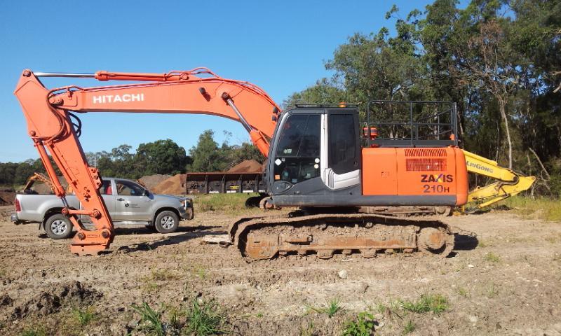 2005 HITACHI ZAXIS 210 001