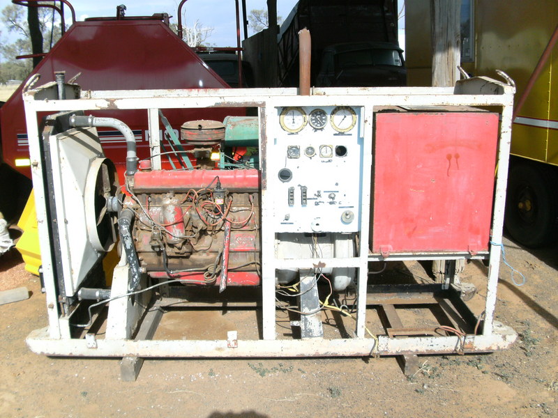 LARGE INTERNATIONAL WATER PUMP 87-7