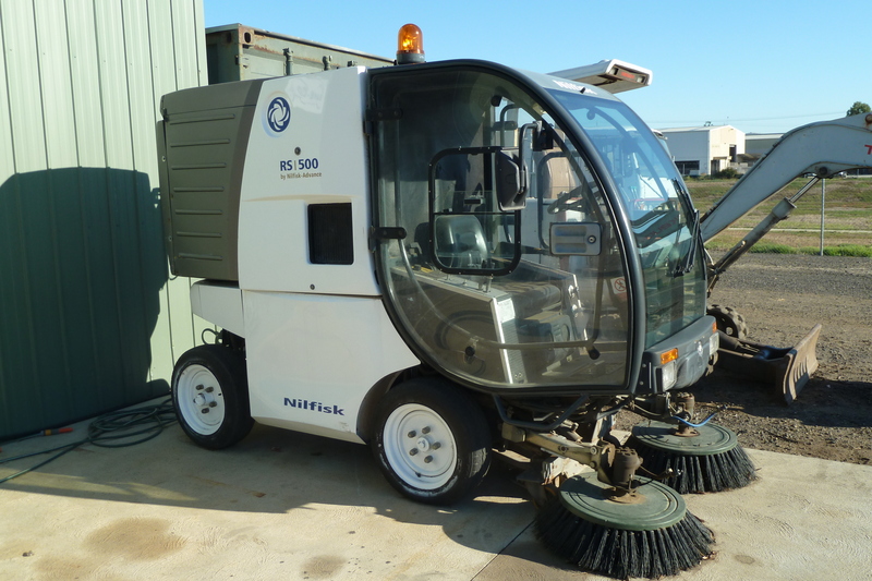 2006 NILFISK STREET SWEEPER 5323