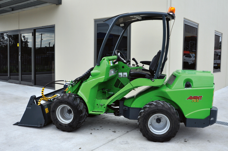 USED AVANT 745 COMPACT LOADER