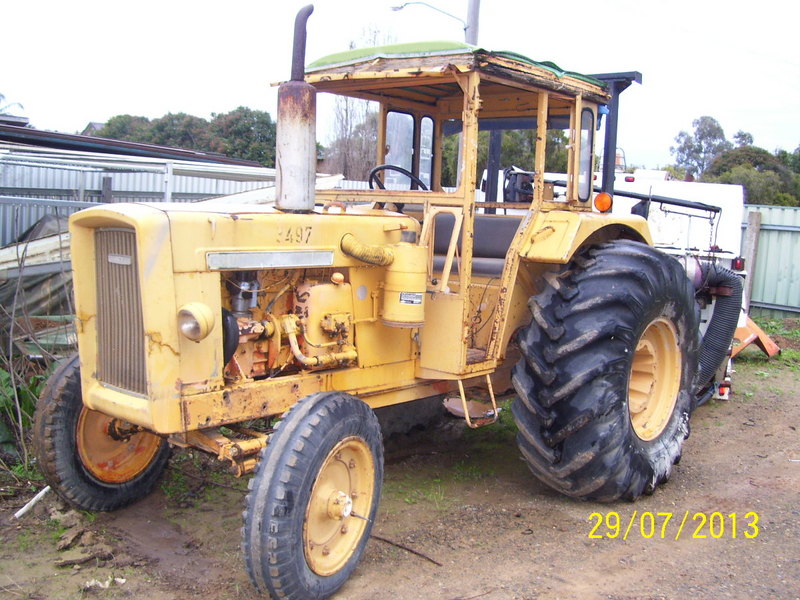 CHAMBERLAIN COUNTRY MAN 354 2WD TRACTOR 1969