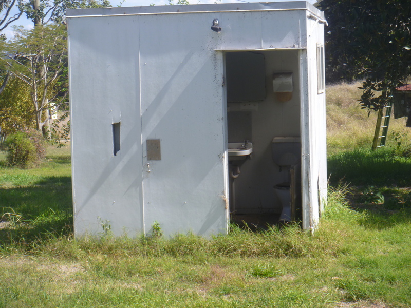 ABLUTION HUT 882-5