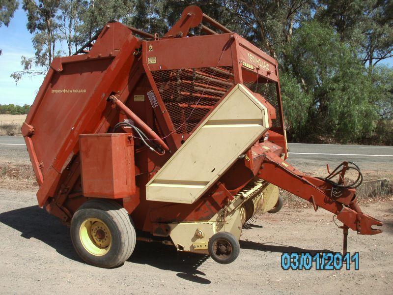 New Holland 851 Round Baler 010