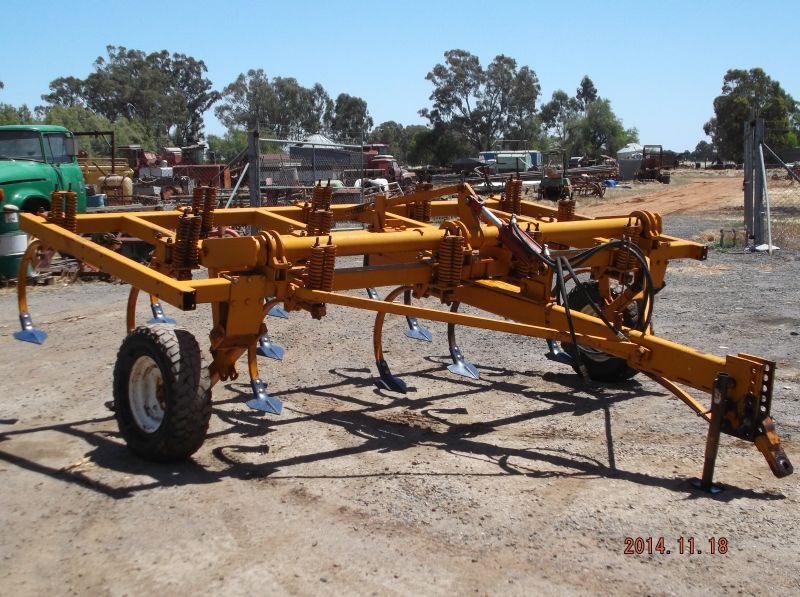 13 TYNE CHISEL PLOW 806