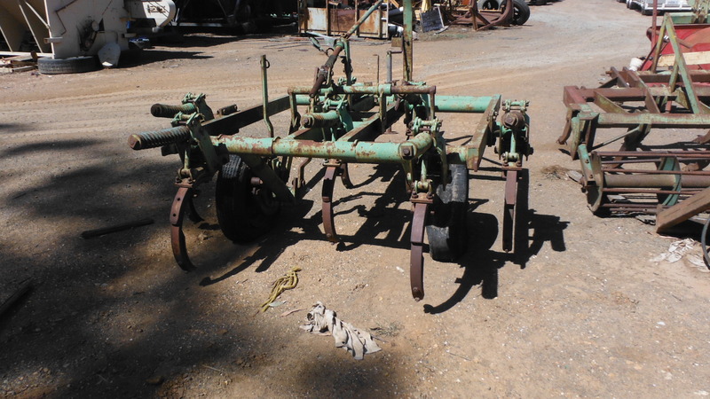 SMALL TRAILING 9 TYNE CHISEL PLOUGH 3229