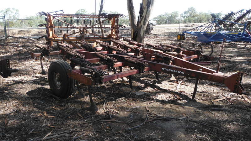 INTERNATIONAL 211 SCARIFIER 3055