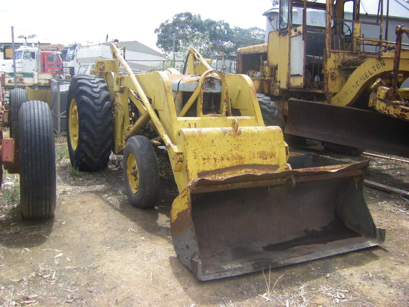 MASSEY INDUSTRIAL LOADER 5697