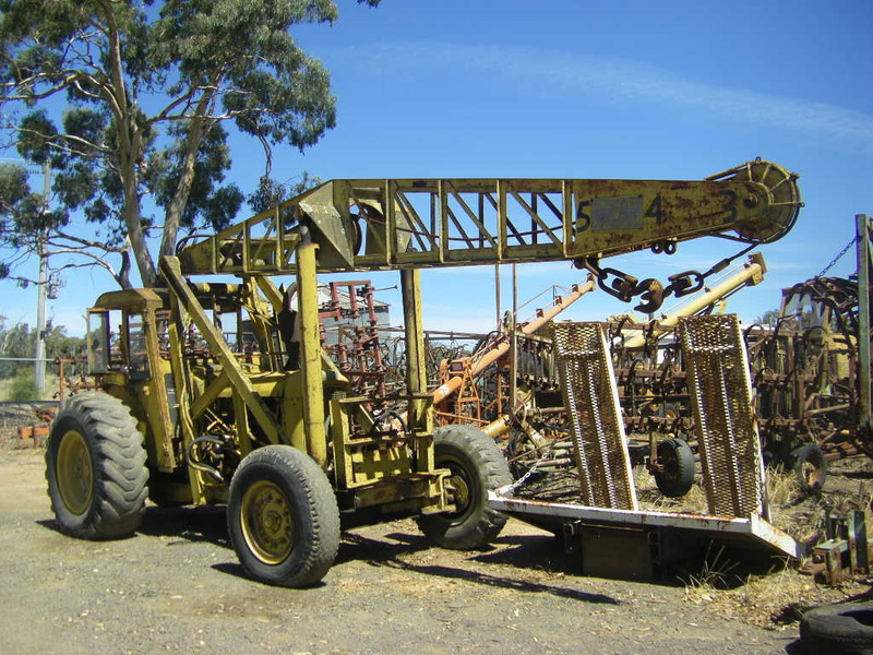 CHAMBERLAIN TRACTOR CRANE