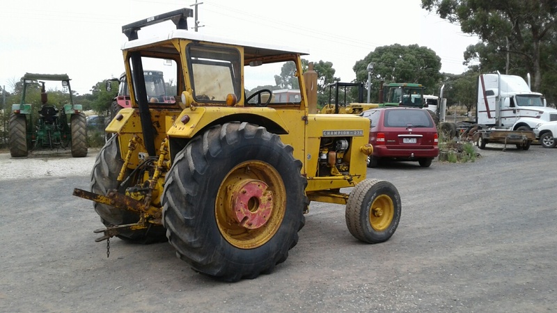 CHAMBERLAIN CHAMPION 236 TRACTOR