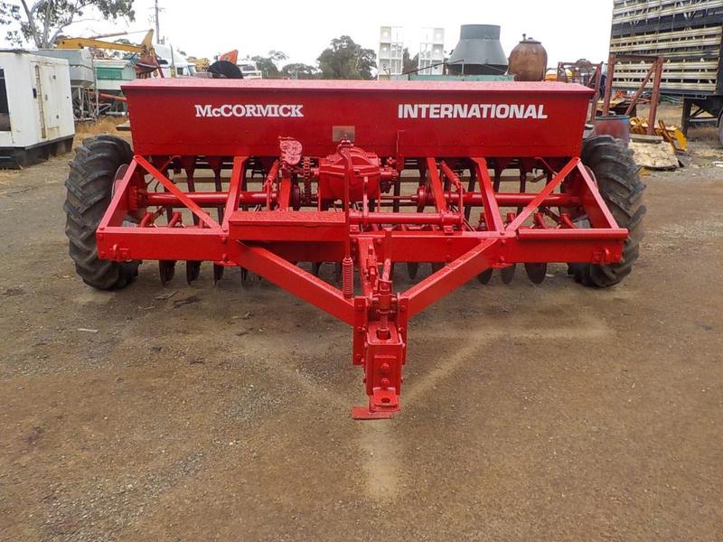 INTERNATIONAL SEEDER D37