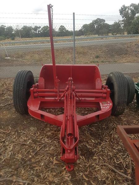 RED RUBBER TYRED SCOOP JJ00046