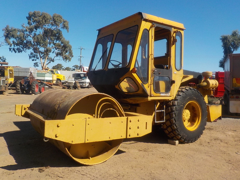 VIBRATING ROLLER SELF PROPELLED JJ00067 
